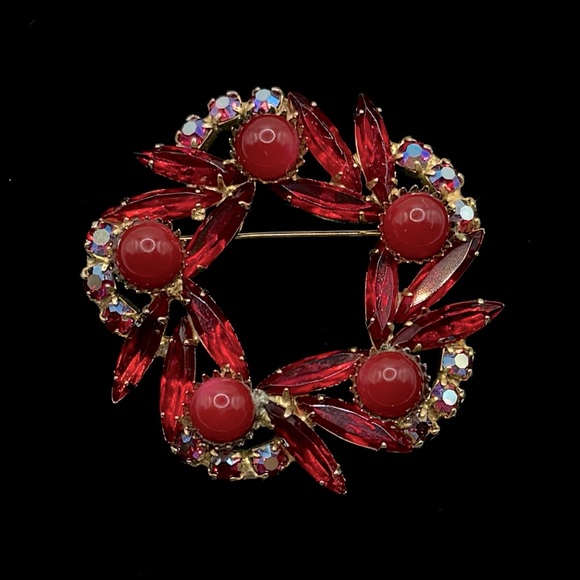 Vintage Jewelry - VINTAGE Red Crystal Wreath Brooch